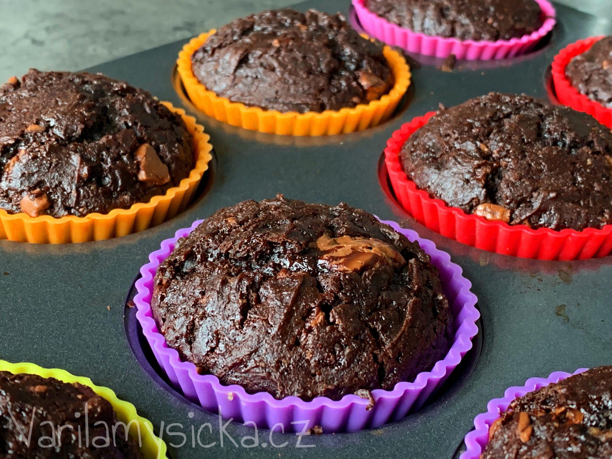 Kakaové muffiny s tvarohem a kousky čokolády vařilamyšička cz