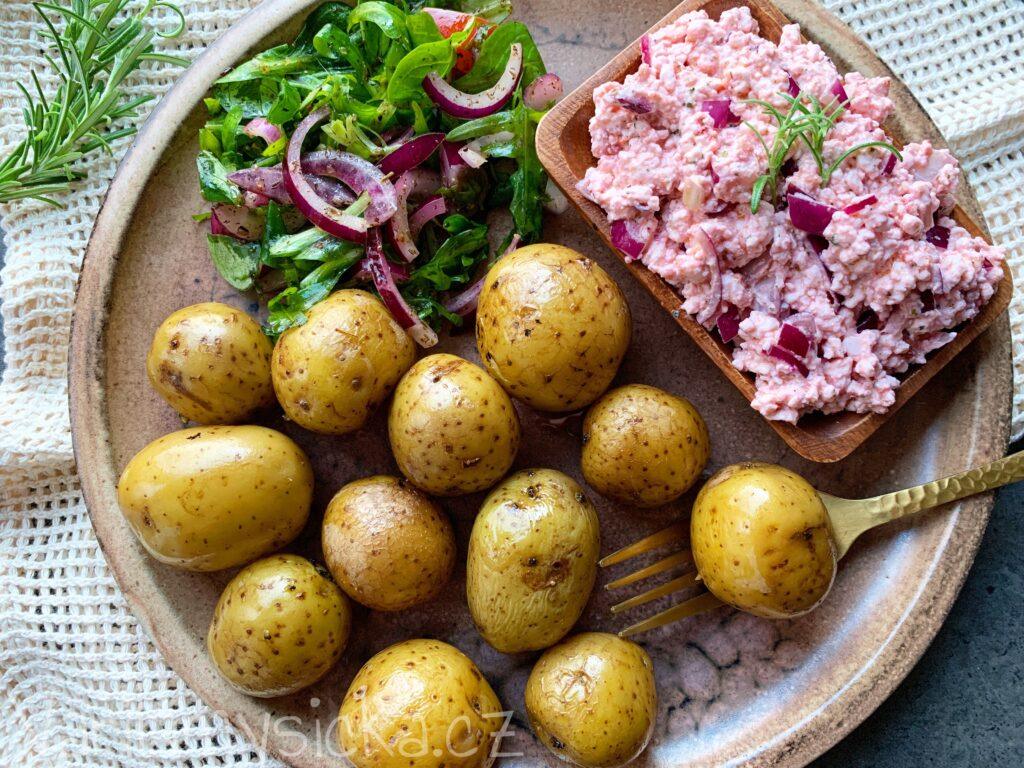 Brambory ve slupce s tvarohovou pomazánkou ranč mix