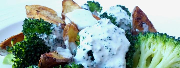Pečené brambory s brokolicí a sýrovým přelivem