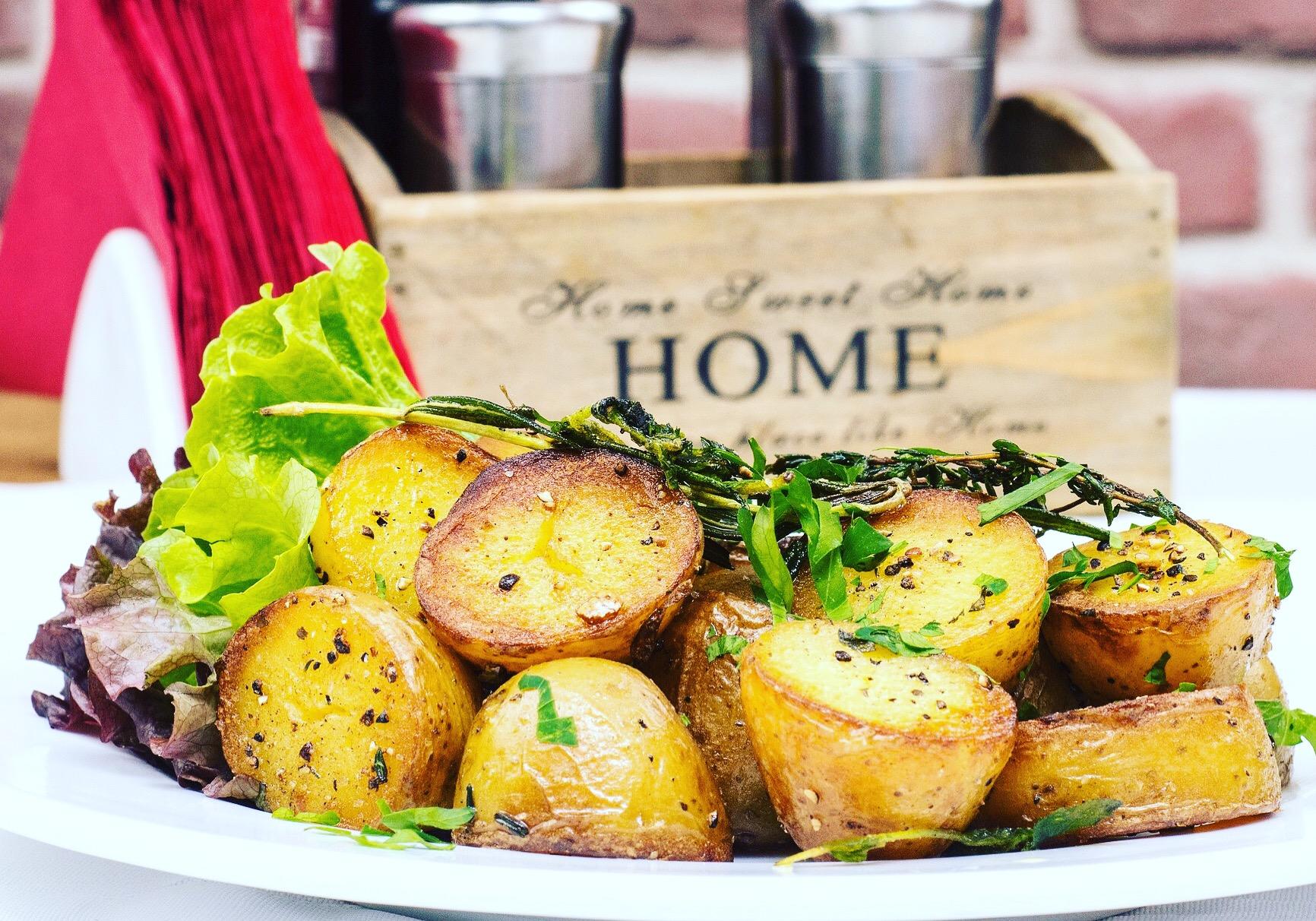 Pečené brambory s česnekovým tvarohem – rychlá večeře