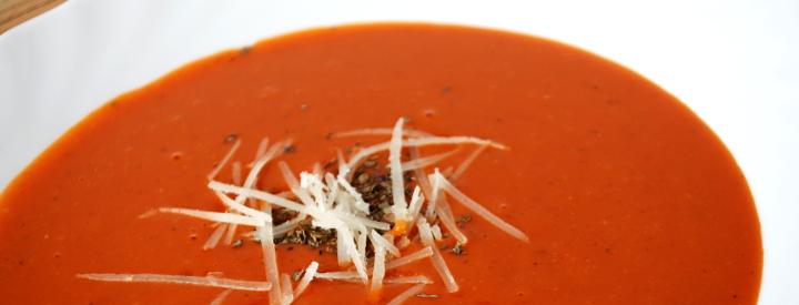 Rajčatová polévka s červenou čočkou