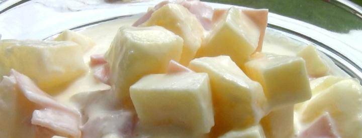 Sýrový salát se šunkou a ovocem