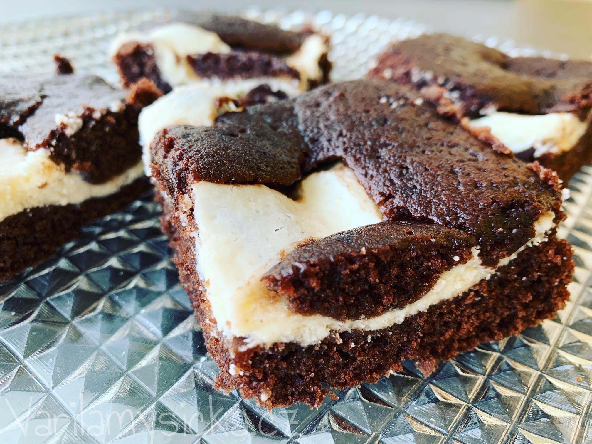 Vláčný kakaový moučník s tvarohem