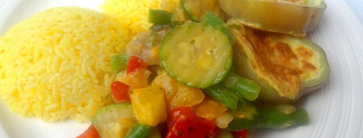 Dušená zelenina s kari rýží a omeletou v paprice