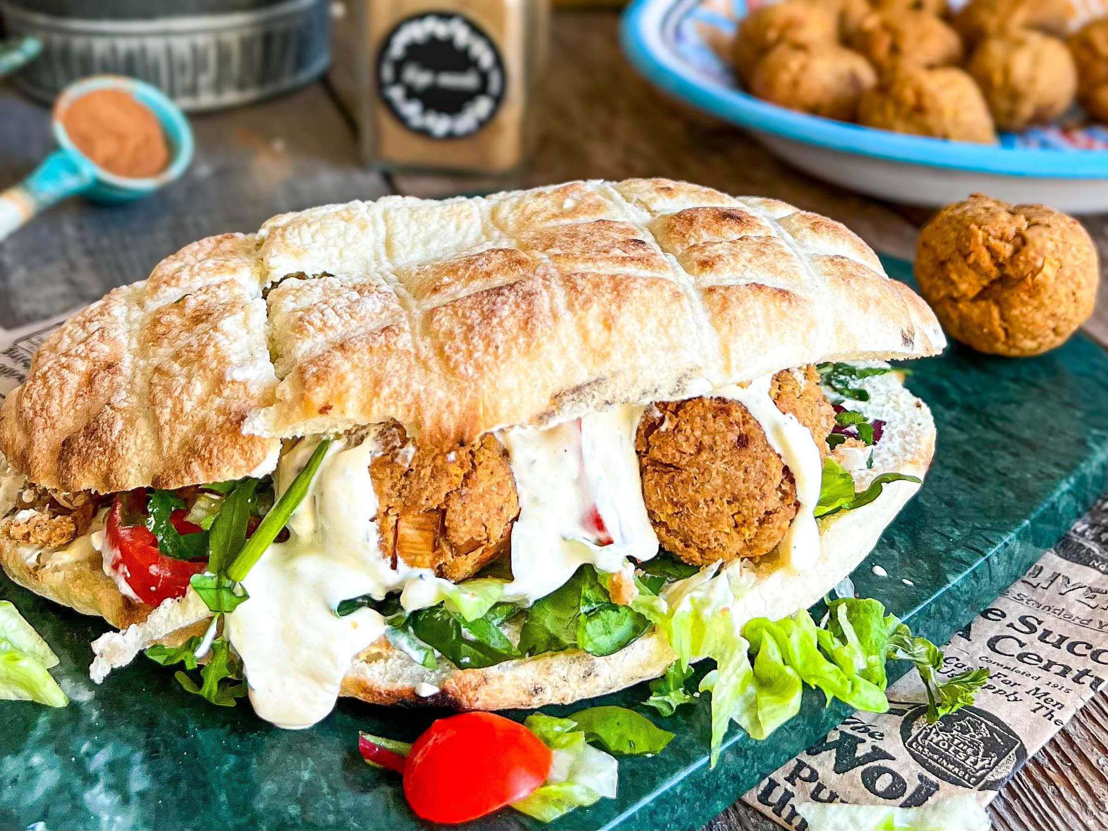 Pita sandwich s vege kuličkami a domácím dipem