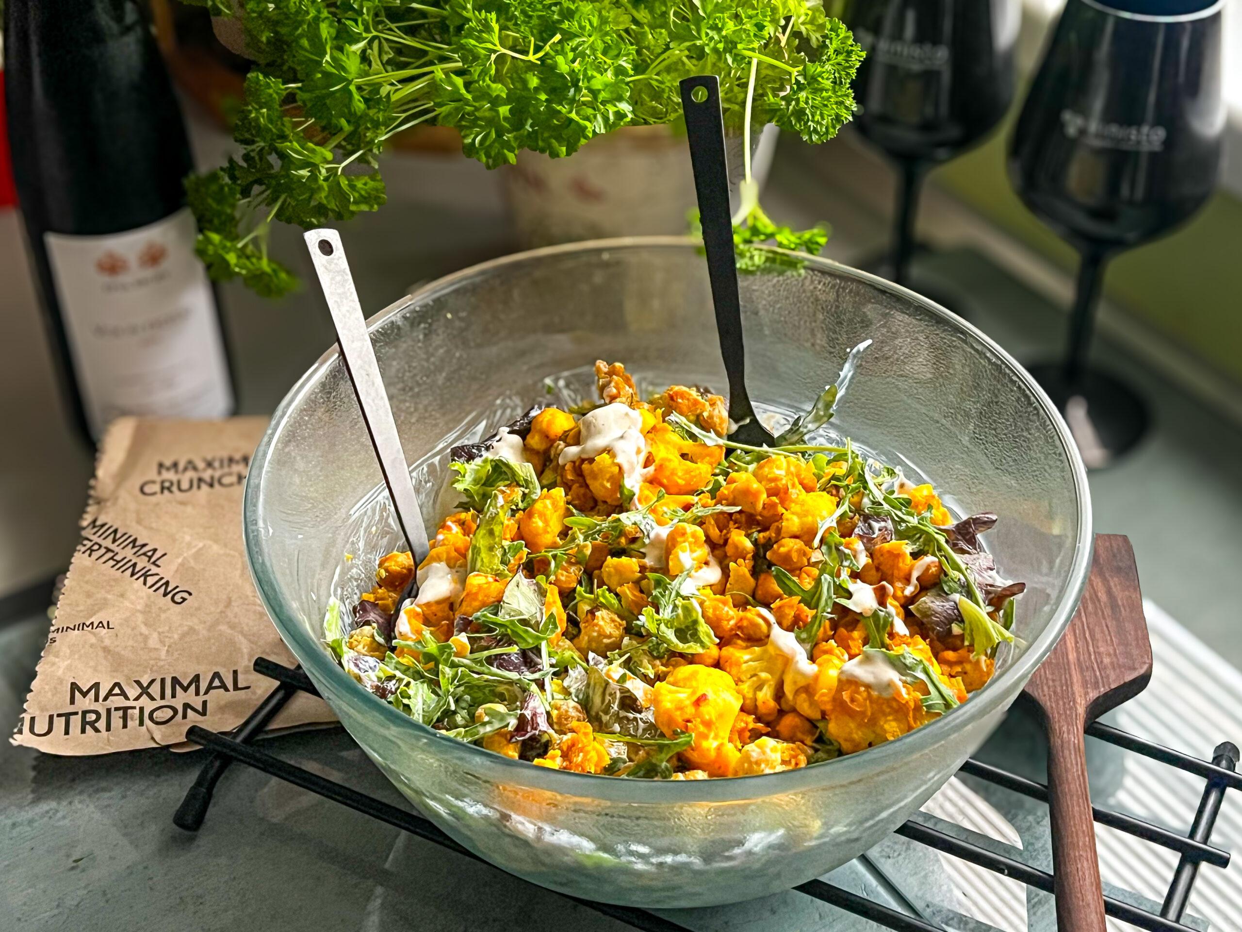 Salát s pečeným křupavým květákem a domácím ranch dressingem