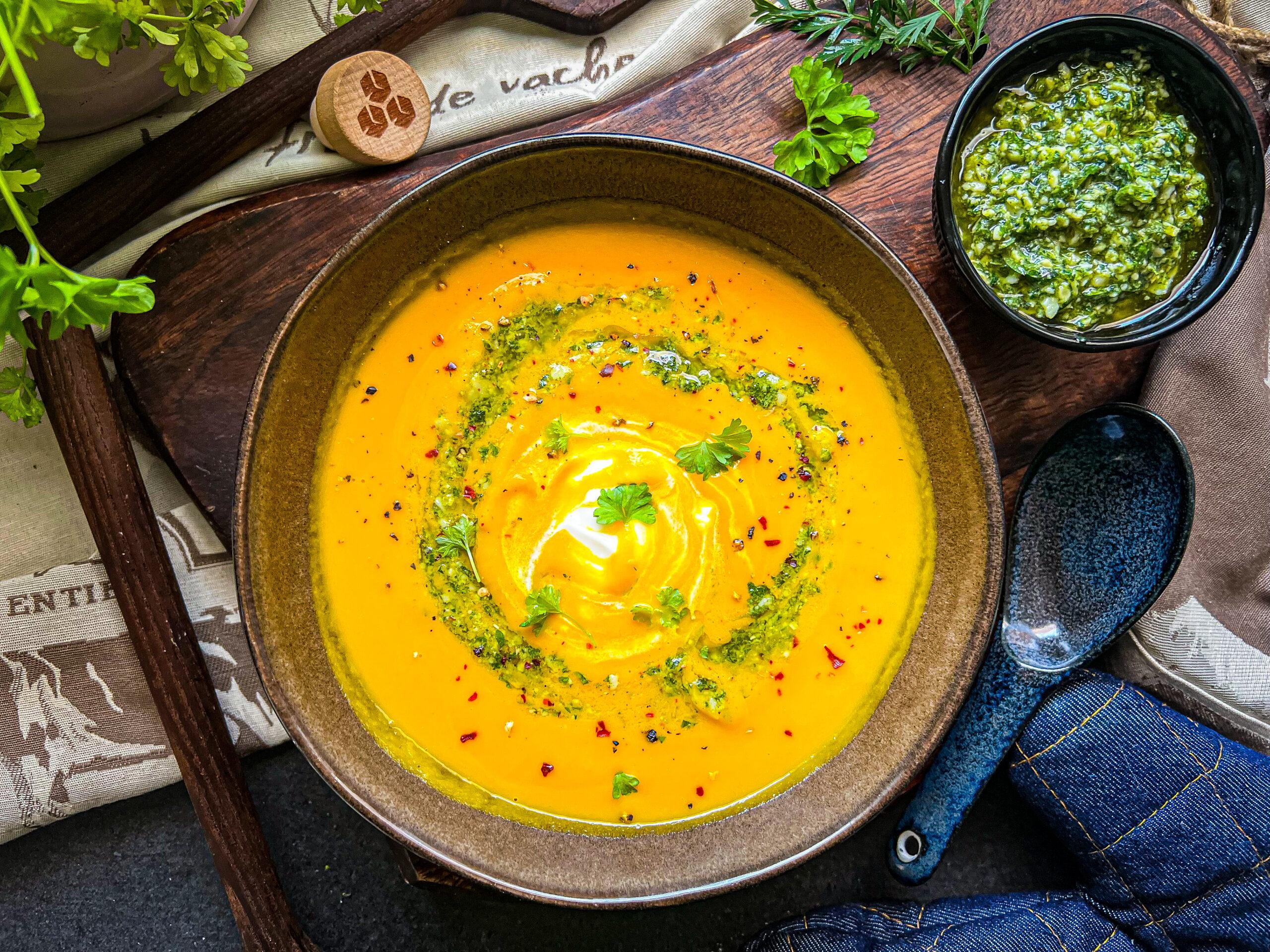 Polévka z pečené mrkve s domácím zeleným pestem