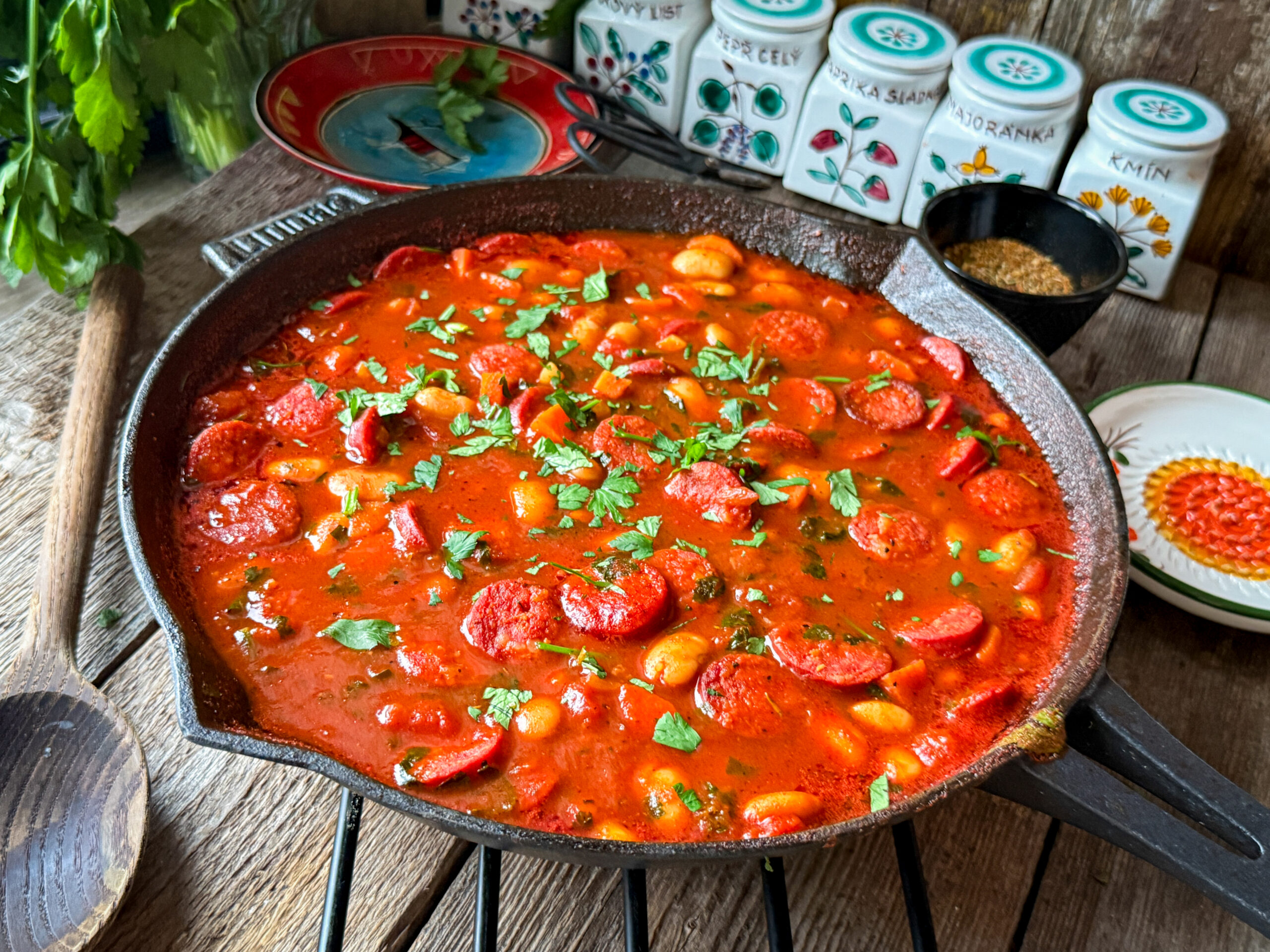 Plná pánev tradičního španělského jídla. Bílé fazole s chorizem v rajčatové omáčce.