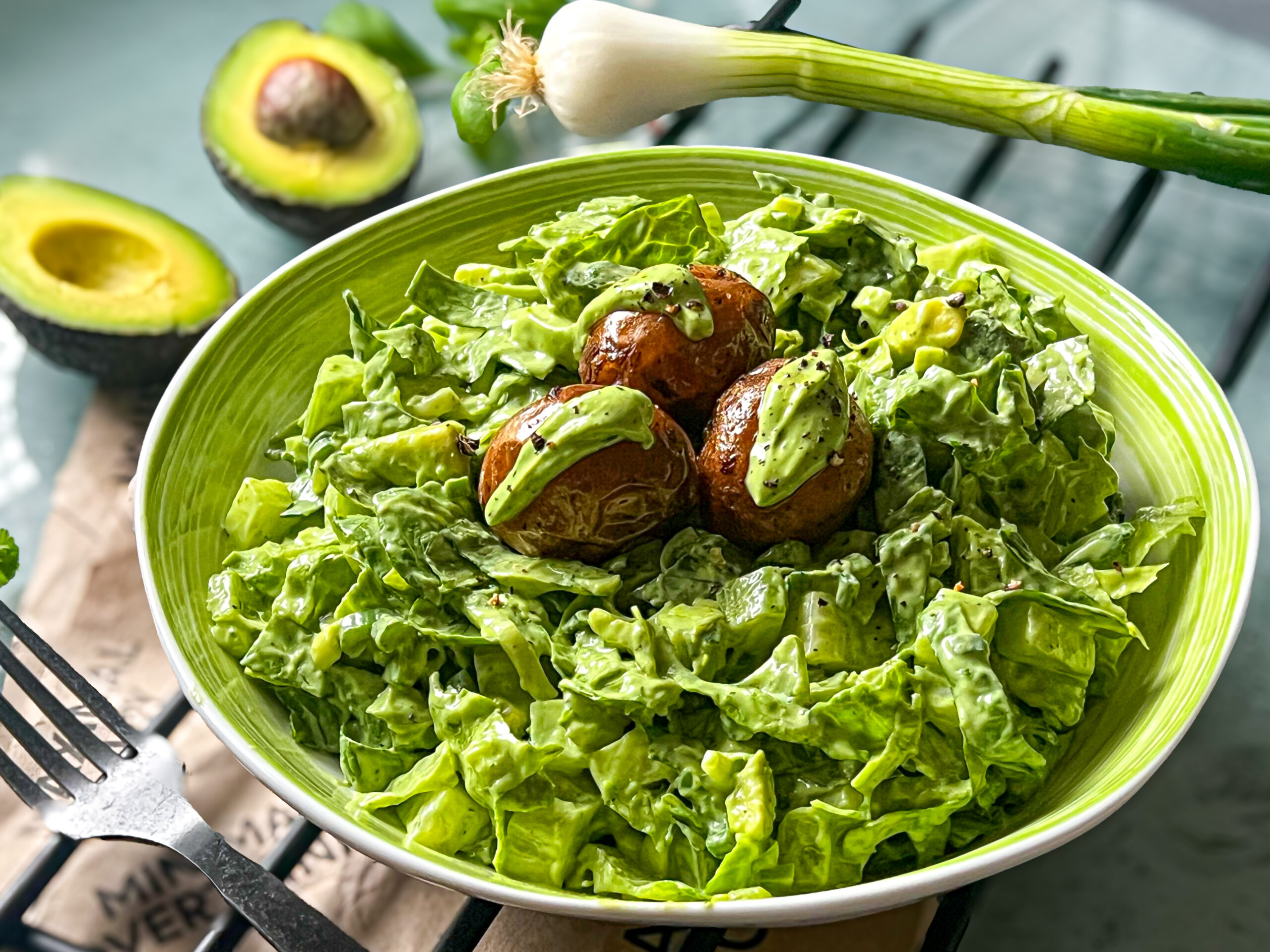 Americký salát se zeleným green goddess dresingem