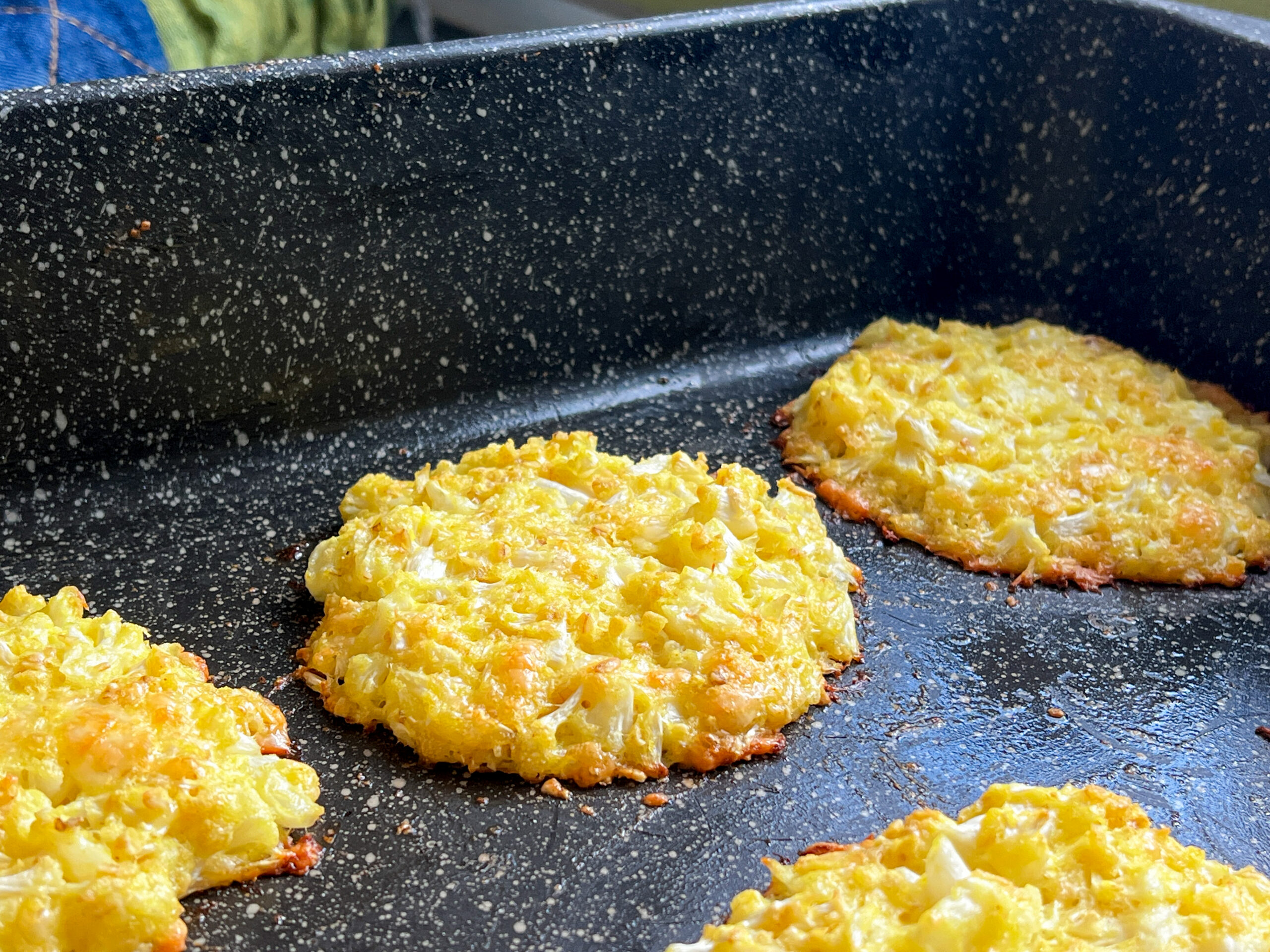 Květákové placičky z trouby po upečení