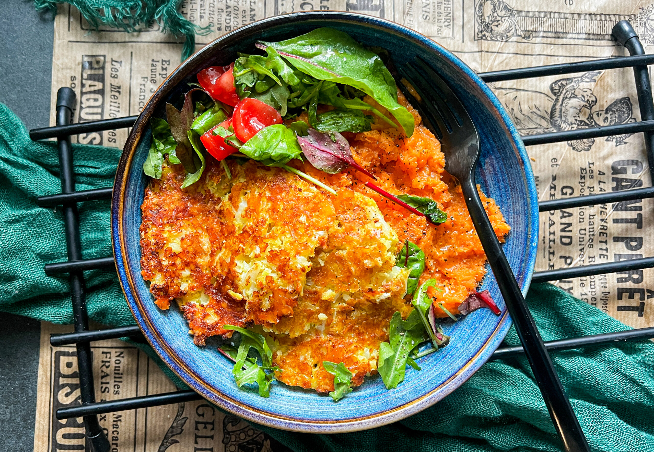 Naservírované květákové placičky s batáty a salátem