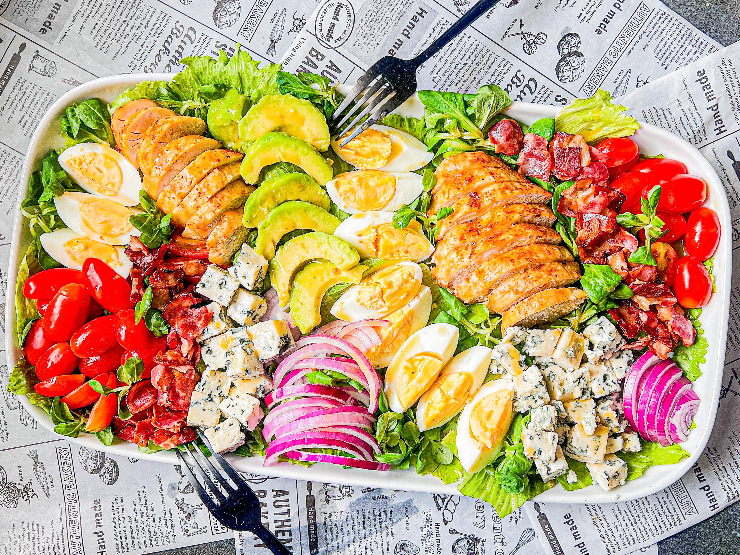 Naservírovaný cobb salát