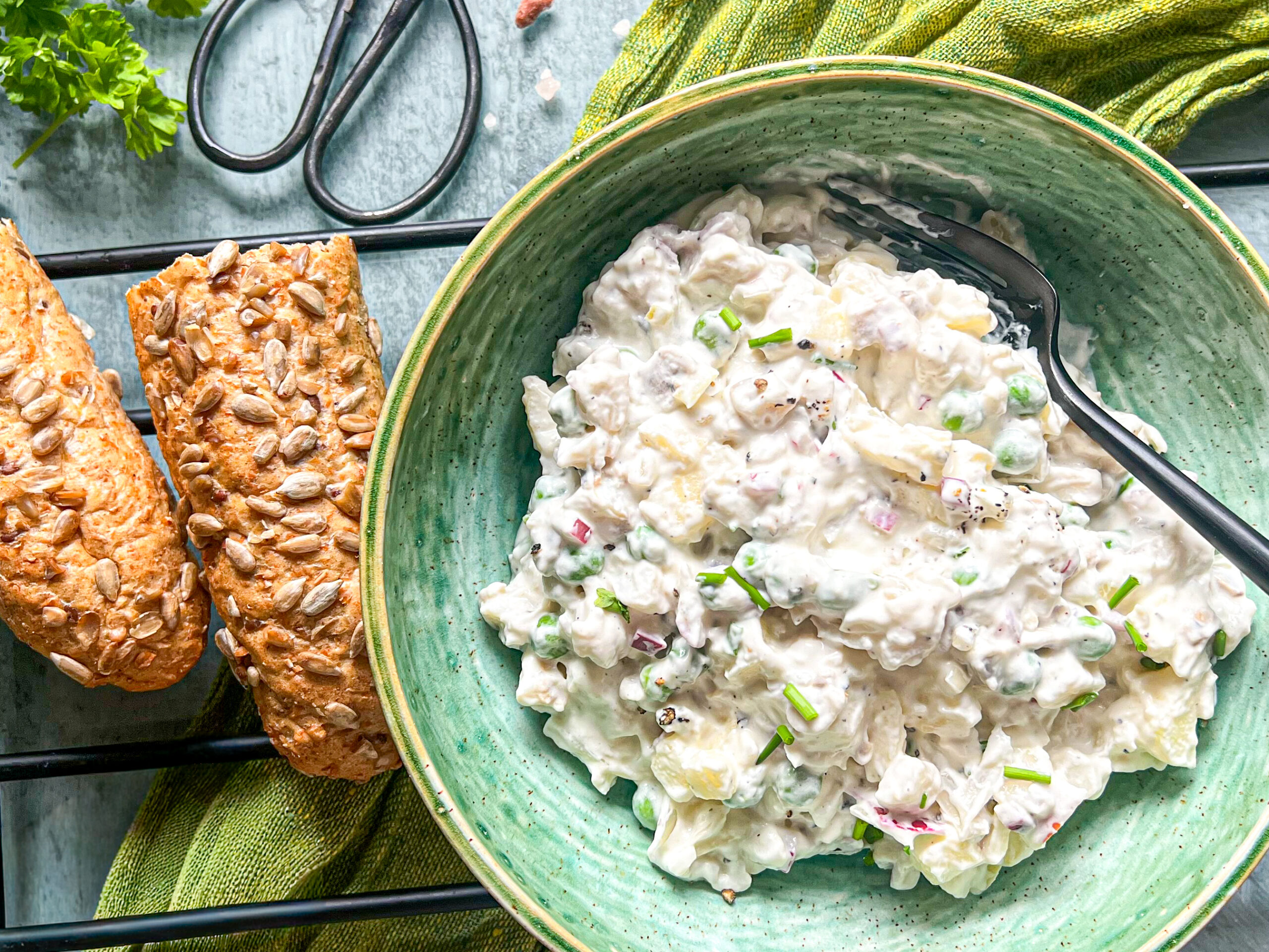 Rybí salát ze zavináčů v misce